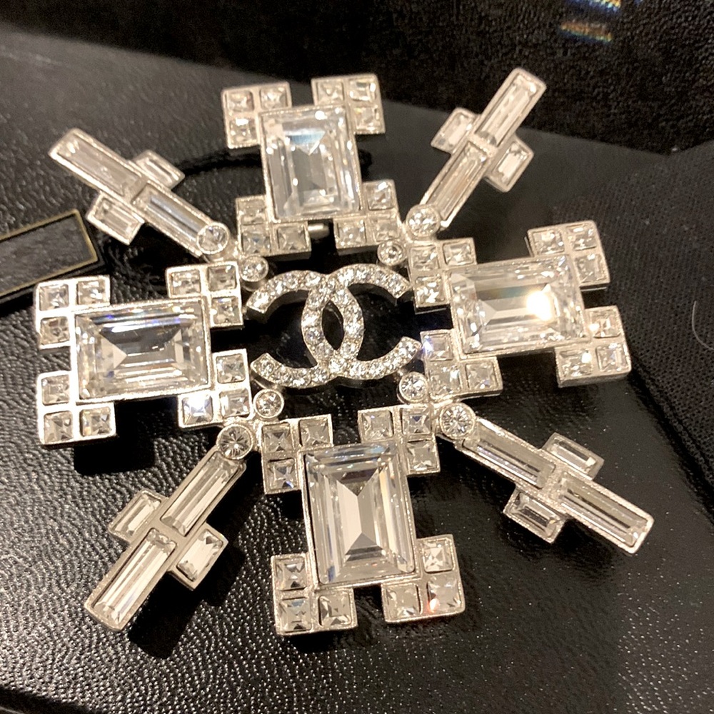 Authentic⭐️CHANEL 06A Large Emerald Cut Stone Gripoix Snowflake Star Brooch RARE